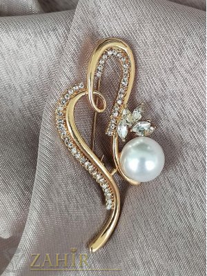 Прелестна брошка с голяма бяла перла с бели кристали на златиста основа, размер 6,5 на 3,5 см, изящна изработка - B1295